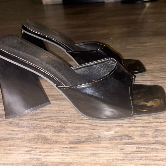 Patent leather triangle heels - Picture 4 of 5